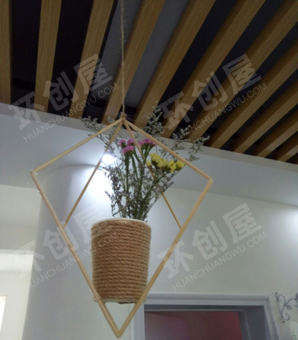 幼儿园筷子和鸡蛋托做的吊饰图片