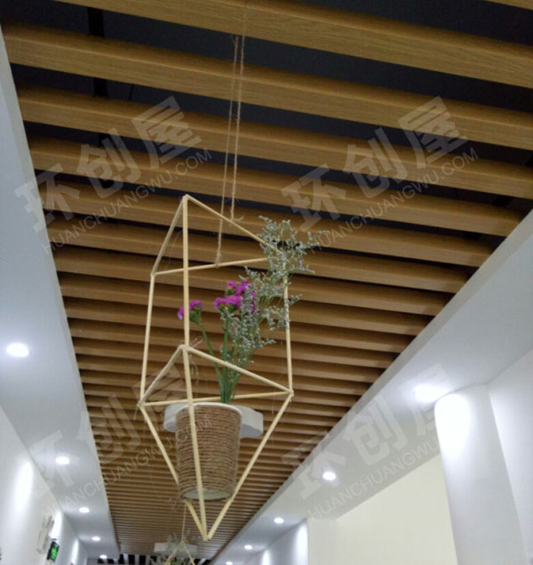 幼儿园筷子和鸡蛋托做的吊饰图片