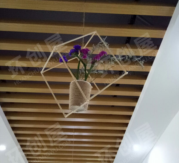 幼儿园筷子和鸡蛋托做的吊饰图片