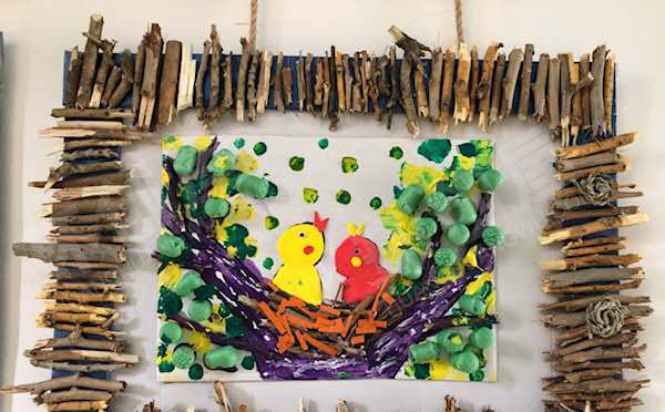 幼儿园卡通好看画框作品展示图片
