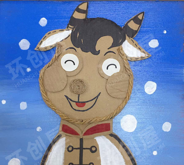 幼儿园作品展示纸皮环保动物系列楼道环创图片