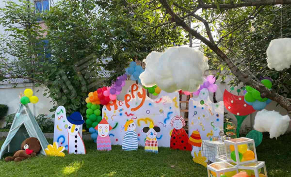 幼儿园户外环创集体生日会图片
