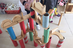 幼儿园建构区小朋友搭建我们的城市图片4张