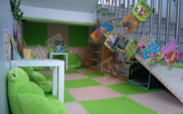 幼儿园楼梯口改造的阅读区图片