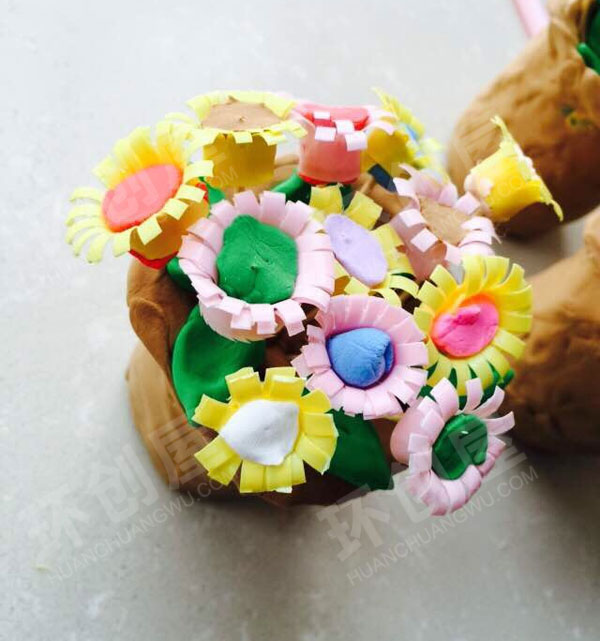 幼儿园美工区制作手工吸管粘土雏菊图片