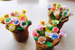 幼儿园美工区制作手工吸管粘土雏菊图片8张