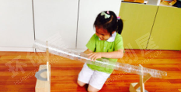 幼儿园科学区穿越管道图片