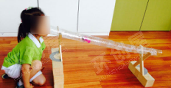 幼儿园科学区穿越管道图片