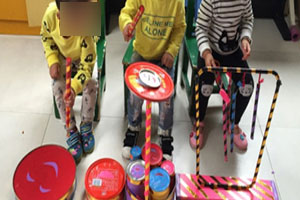 幼儿园表演区废物利用瓶罐制作乐器图片