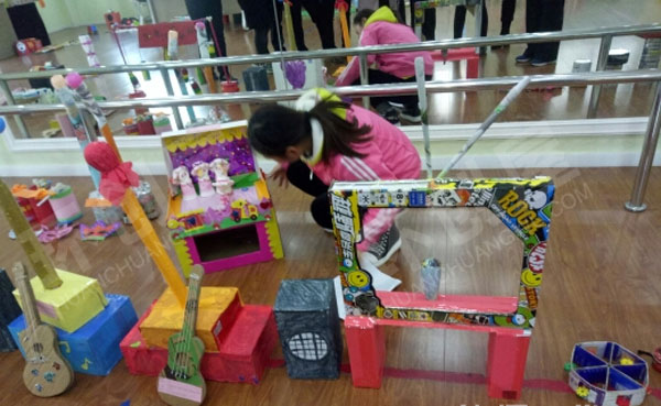 幼儿园环创表演区环保自制教玩具图片