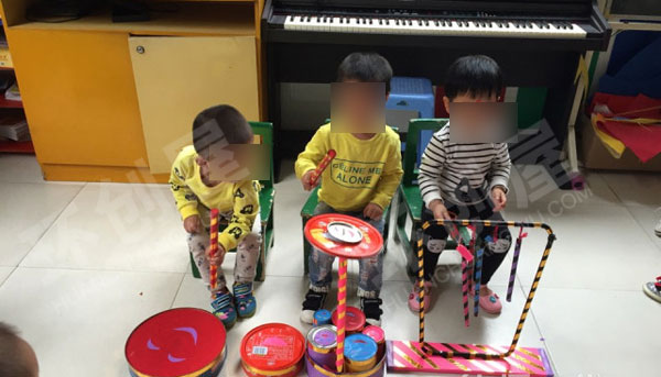 幼儿园表演区废物利用瓶罐制作乐器图片