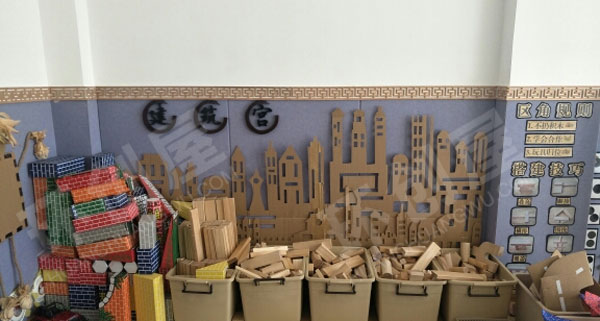 幼儿园建构区原木风墙面设计图片