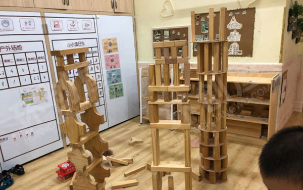 幼儿园建构区积木收纳和墙面展示图片