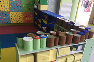 幼儿园建构区瓶瓶罐罐搭建图片3张