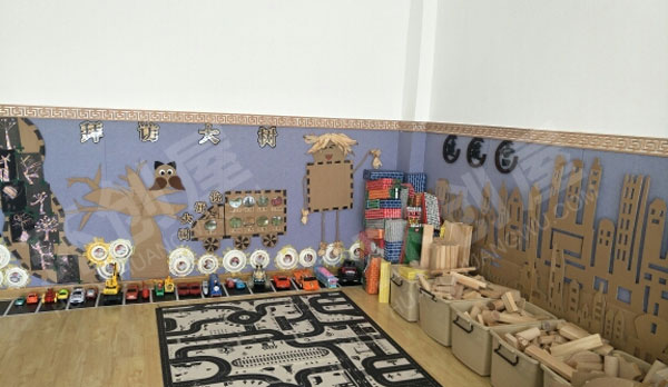 幼儿园建构区原木风墙面设计图片