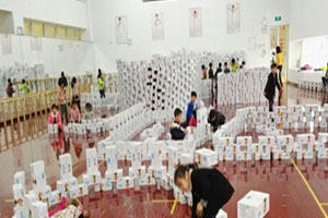 幼儿园建构区牛奶盒搭建蜗牛城堡图片6张