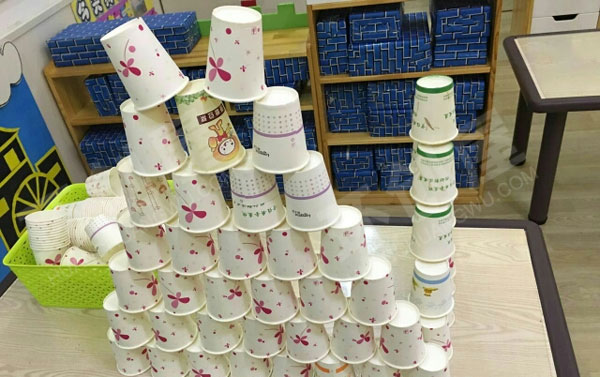 幼儿园环创建构区废物利用纸杯搭建图片