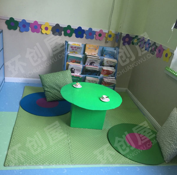 幼儿园墙角里的温馨读书区图片