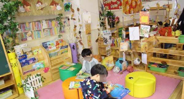 幼儿园丰富多彩的阅读区图片