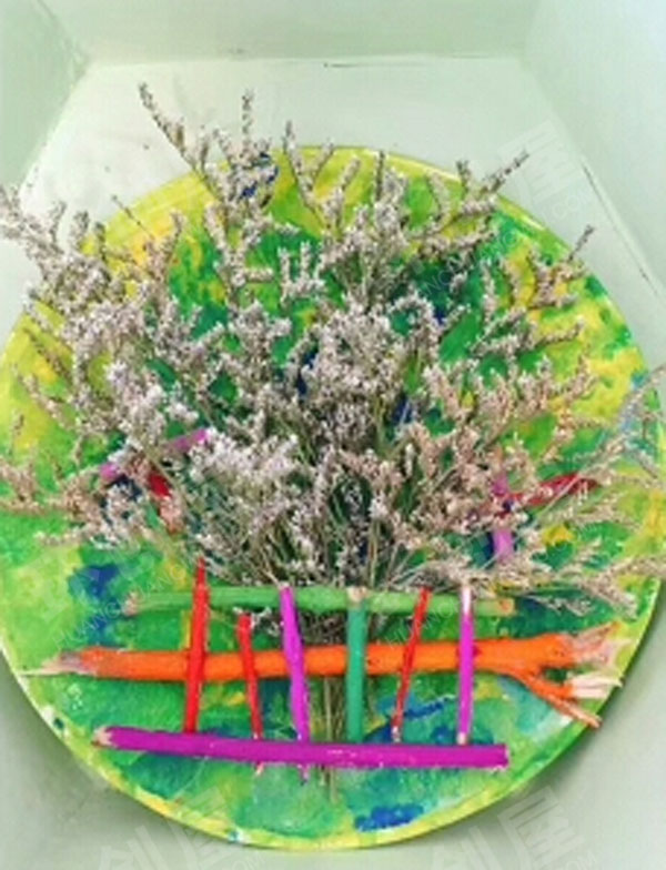 幼儿园美工区美丽盘子画与自然树枝相结合图片