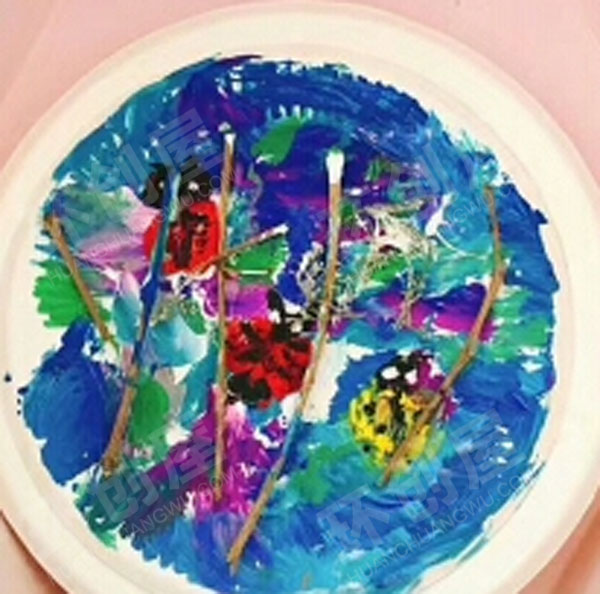 幼儿园美工区美丽盘子画与自然树枝相结合图片