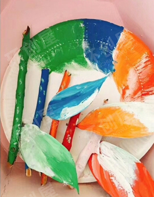 幼儿园美工区美丽盘子画与自然树枝相结合图片