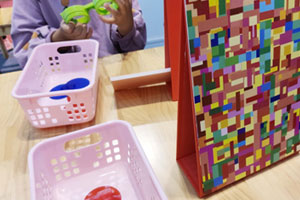 幼儿园科学区环创颜色变变变图片6张