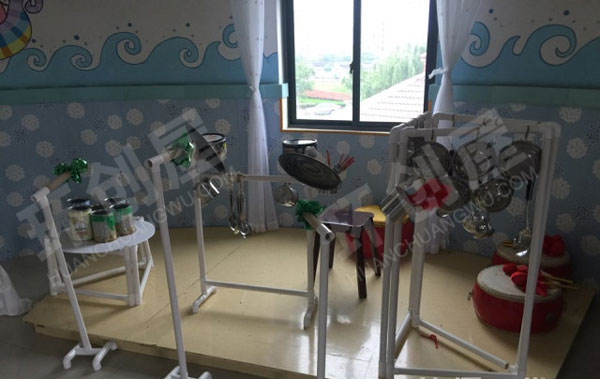 幼儿园角落里搭建的表演区舞台图片
