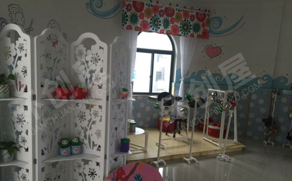 幼儿园角落里搭建的表演区舞台图片
