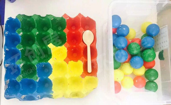 幼儿园益智区颜色鲜艳的玩教具图片