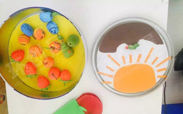幼儿园益智区颜色鲜艳的玩教具图片