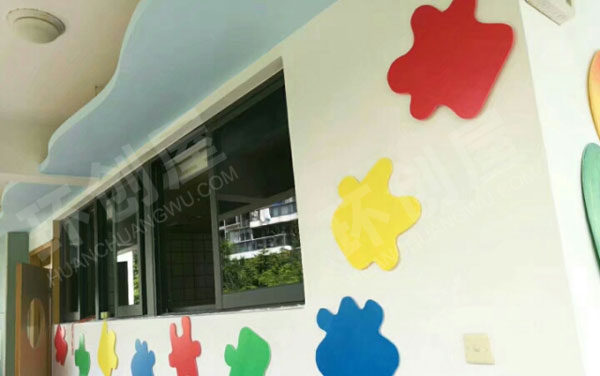 幼儿园走廊墙面绘本欣赏彩虹色的花图片