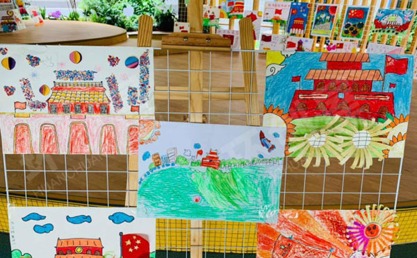 幼儿园童心向党爱国主题户外画展图片