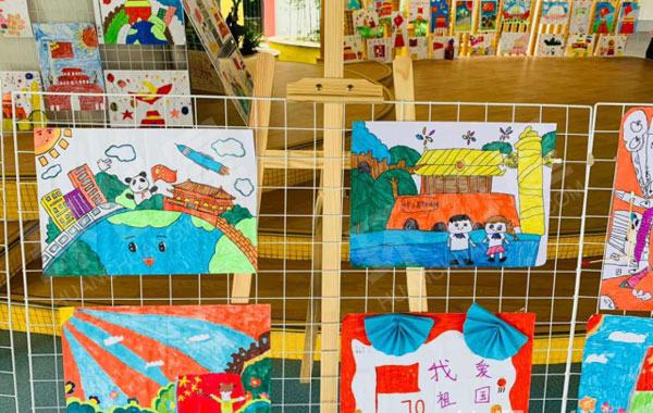 幼儿园童心向党爱国主题户外画展图片