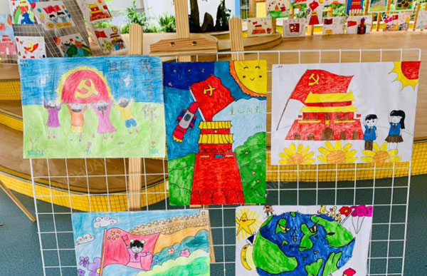 幼儿园童心向党爱国主题户外画展图片