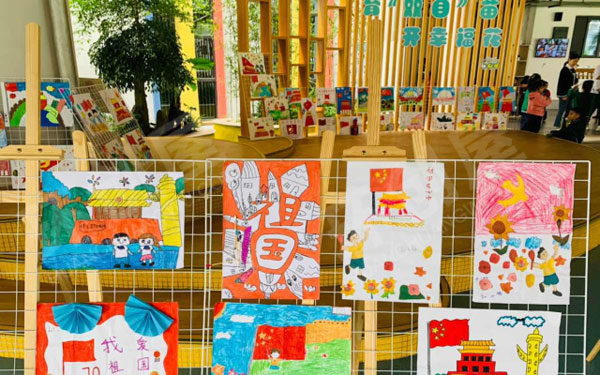 幼儿园童心向党爱国主题户外画展图片