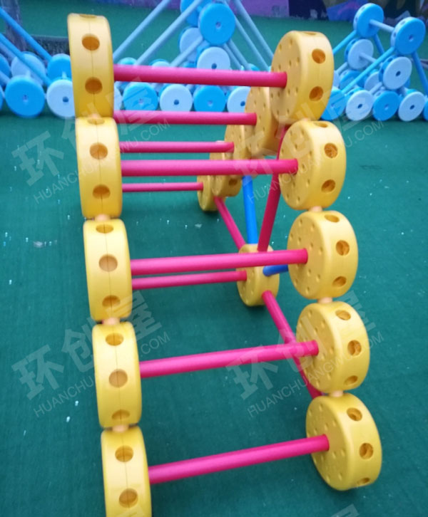 幼儿园户外运动万能工匠搭建图片