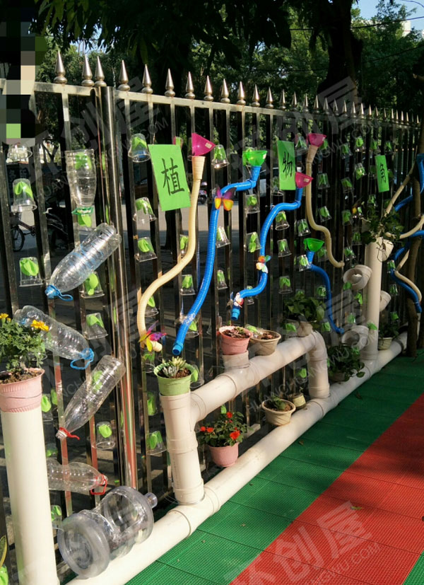 幼儿园户外自然角里的玩水装置图片
