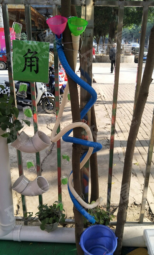 幼儿园户外自然角里的玩水装置图片