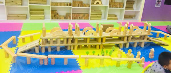 幼儿园建构区大型积木搭建桥图片