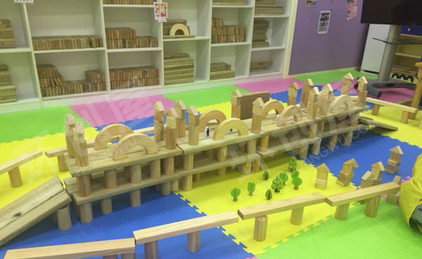 幼儿园建构区大型积木搭建桥图片