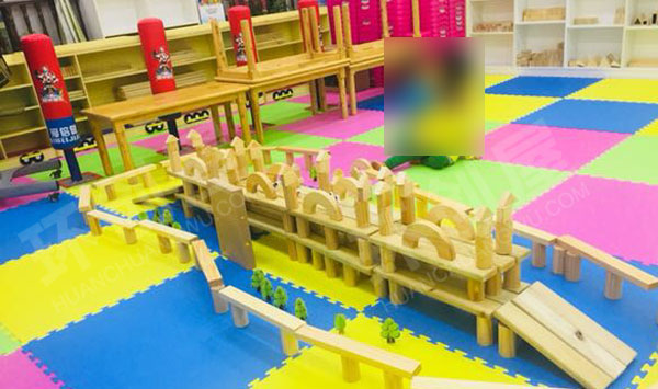 幼儿园建构区大型积木搭建桥图片