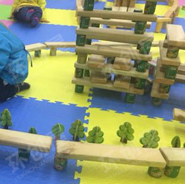 幼儿园建构区大型积木搭建桥图片