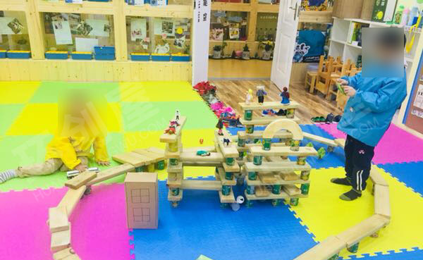 幼儿园建构区大型积木搭建桥图片