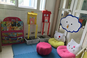 幼儿园卡通书架读书角图片5张