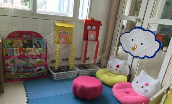 幼儿园卡通书架读书角图片