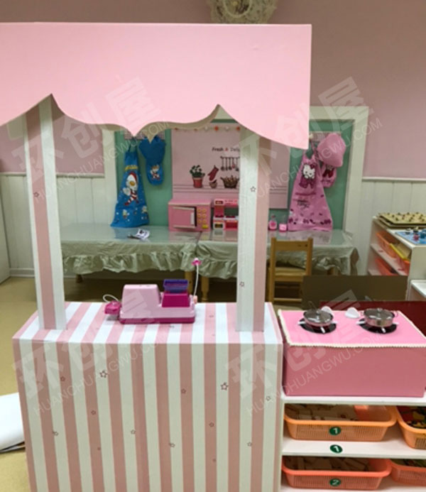 幼儿园角色区孩子们高兴的小厨房图片