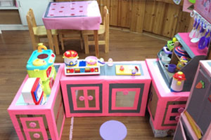 幼儿园角色区粉色系娃娃家图片3张