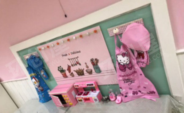 幼儿园角色区孩子们高兴的小厨房图片