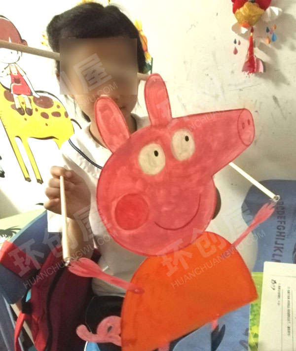 幼儿园表演区自制小猪佩奇皮影图片